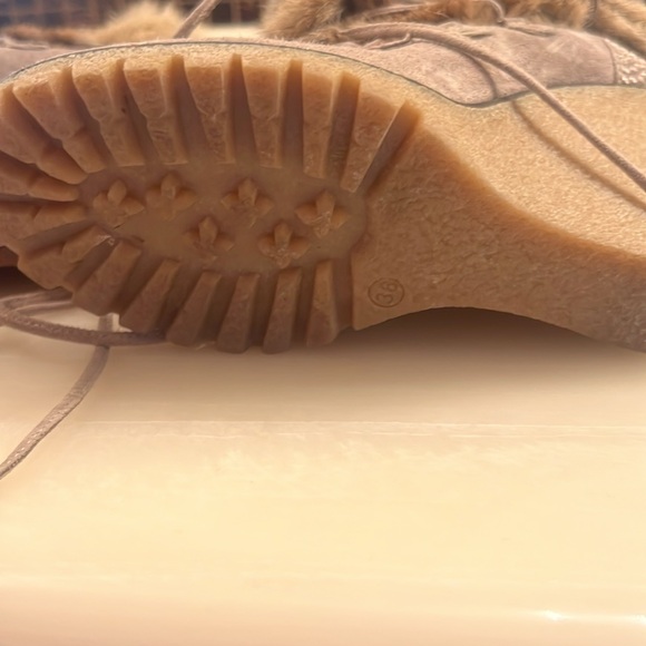 Adorable rabbit fur wedge booties - Picture 5 of 6